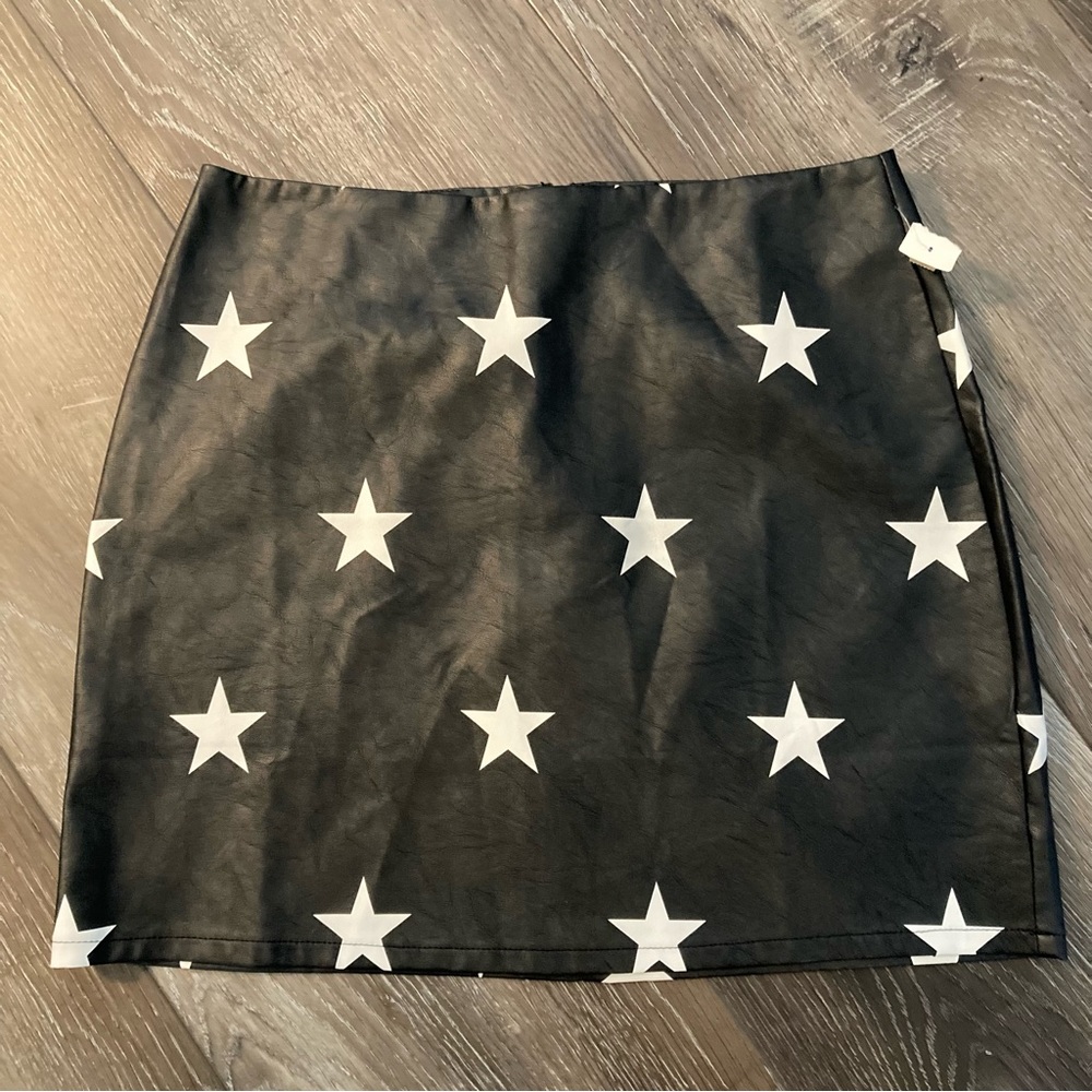 Le Lis Black and White Star Mini Skirt